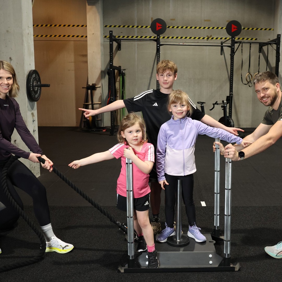Gezinsfoto samen sporten fotograaf Kristof Ghyselinck