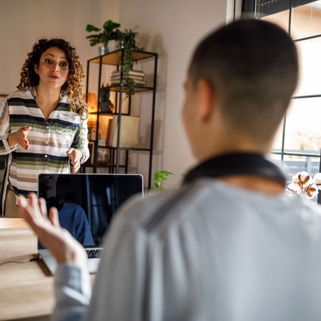Tienerjongen Moeder Ruzie Computer Tafel Discussie