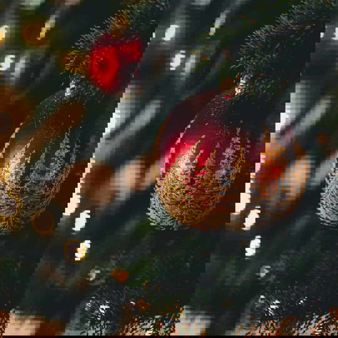 Kerstboom met kerstballen: kies je naalden op plastic?