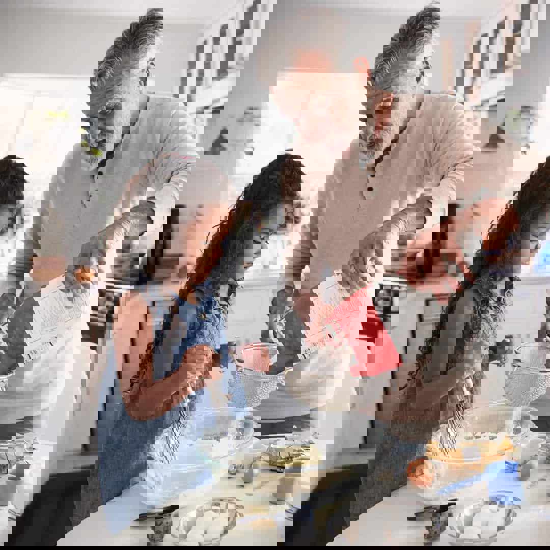 Grootouder en kleinkind bakken in de keuken: ben je verzekerd?