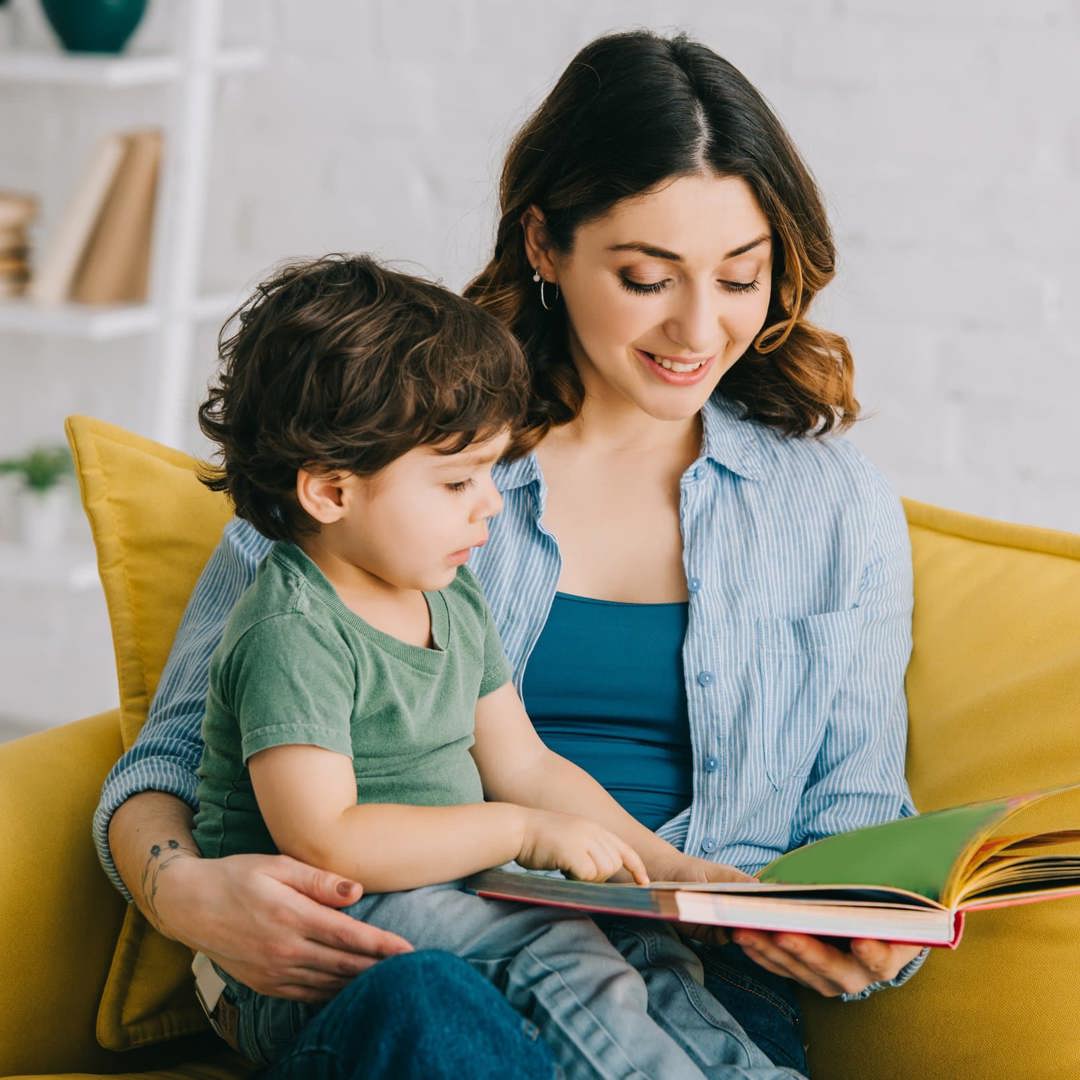 Mama en zoon lezen een kinderboek met diversiteit