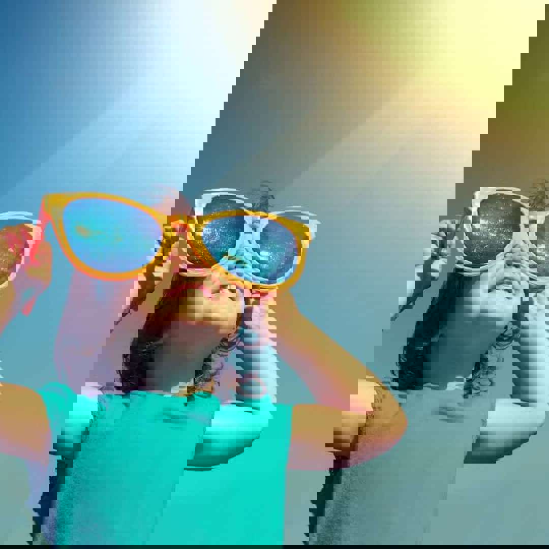 Kind met zonnebril: Toffe tips voor kinderen die zich vervelen tijdens de krokusvakantie