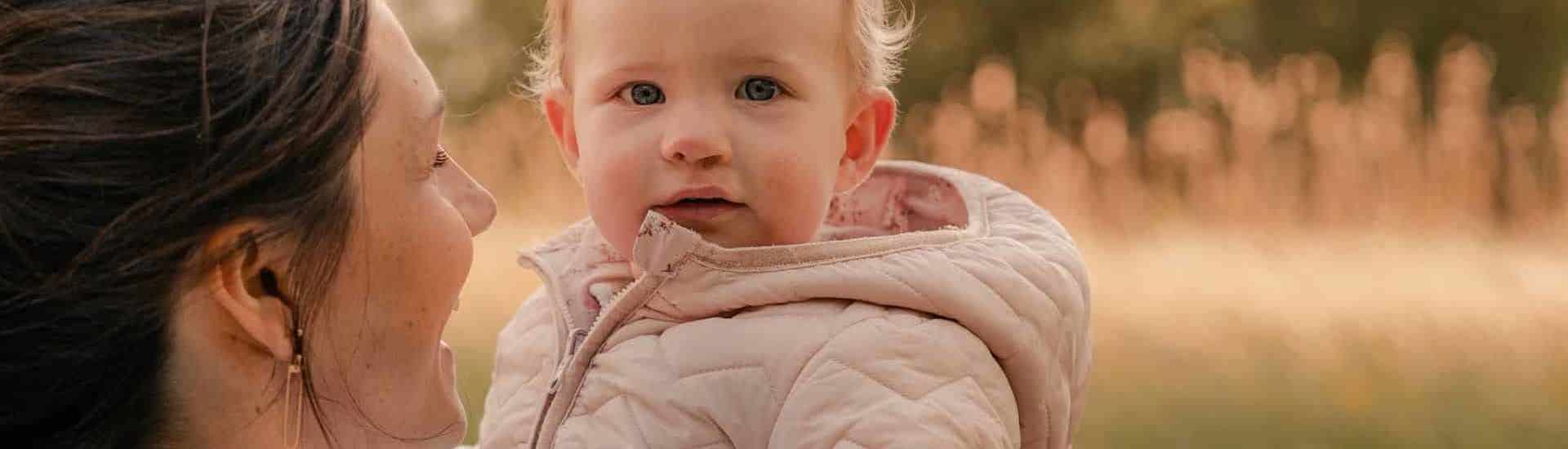Mama Alexandra met dochter Olivia met schisis