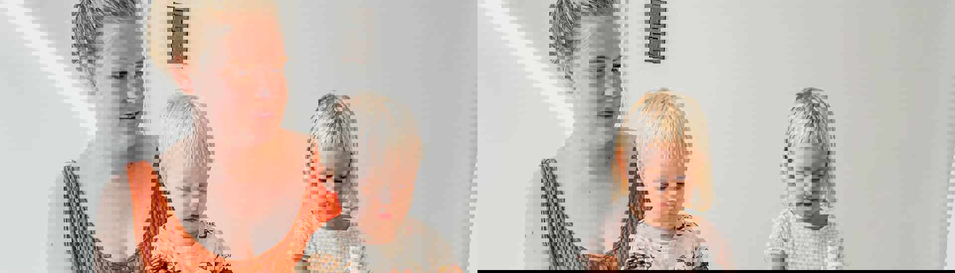 Mama en peuters ontprikkelen na een drukke dag in de crèche