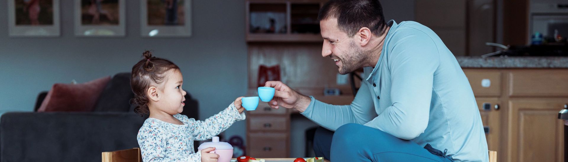 Plezier In De Opvoeding Papa Dochter Rollenspel Theekransje