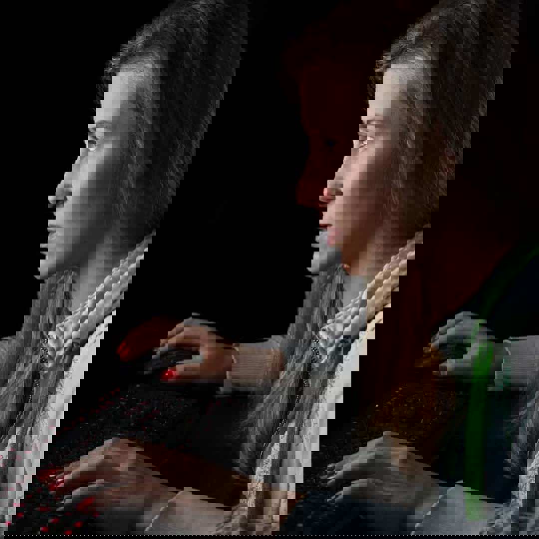 Gamende tiener achter computerscherm