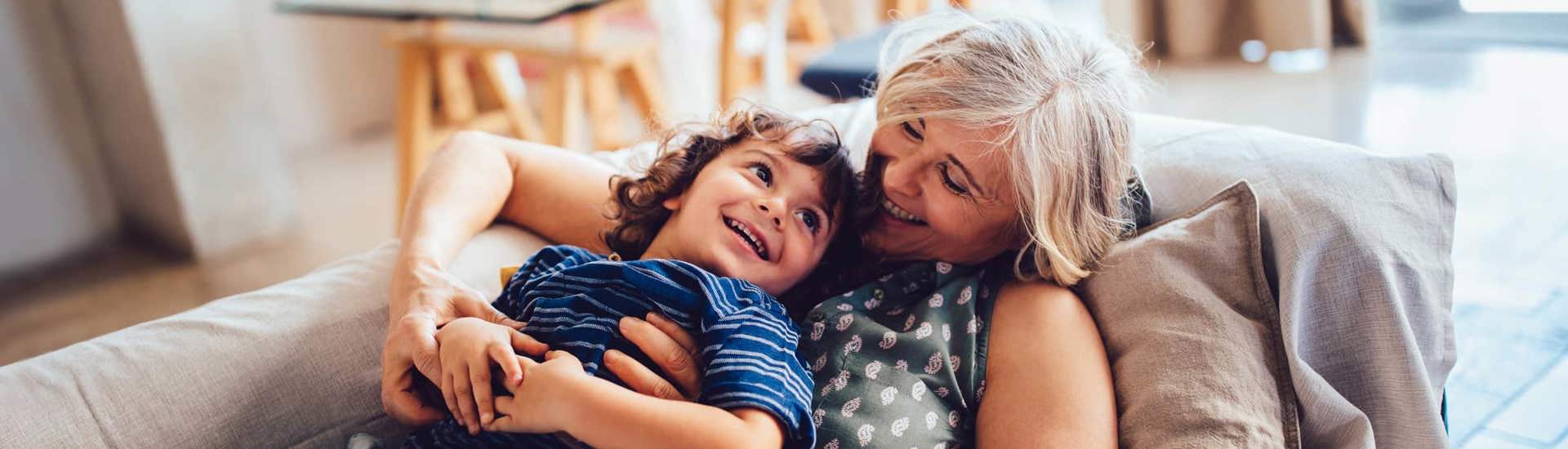 Oma knuffelt kleinkind in zetel en zegt lieve dingen