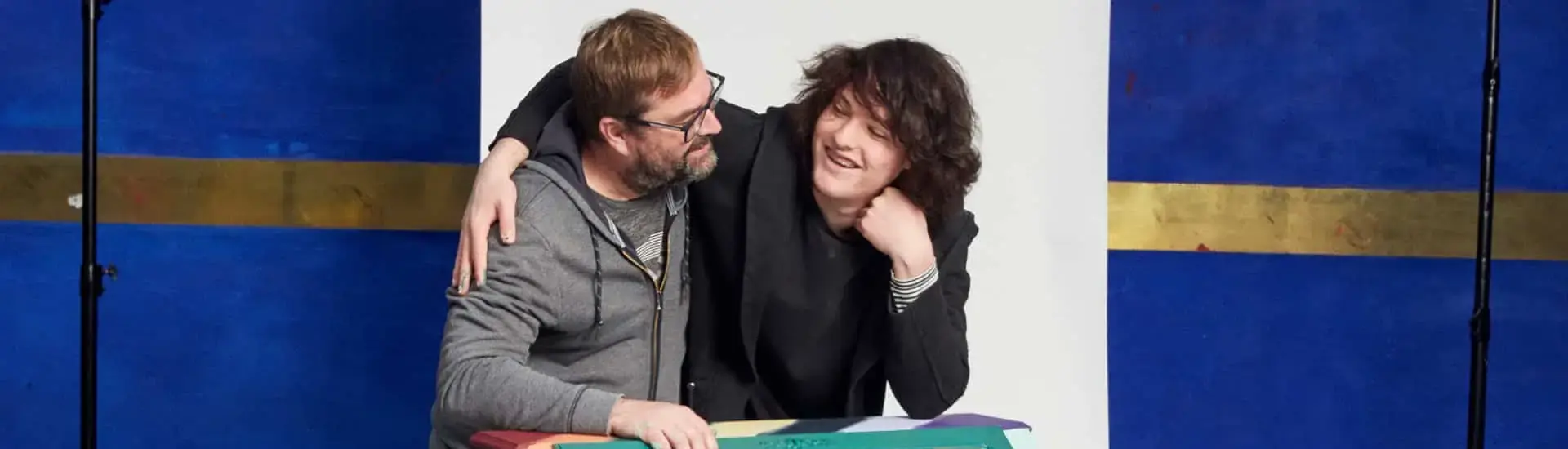 Miel en papa leunen op kast holebi jezelf kunnen zijn