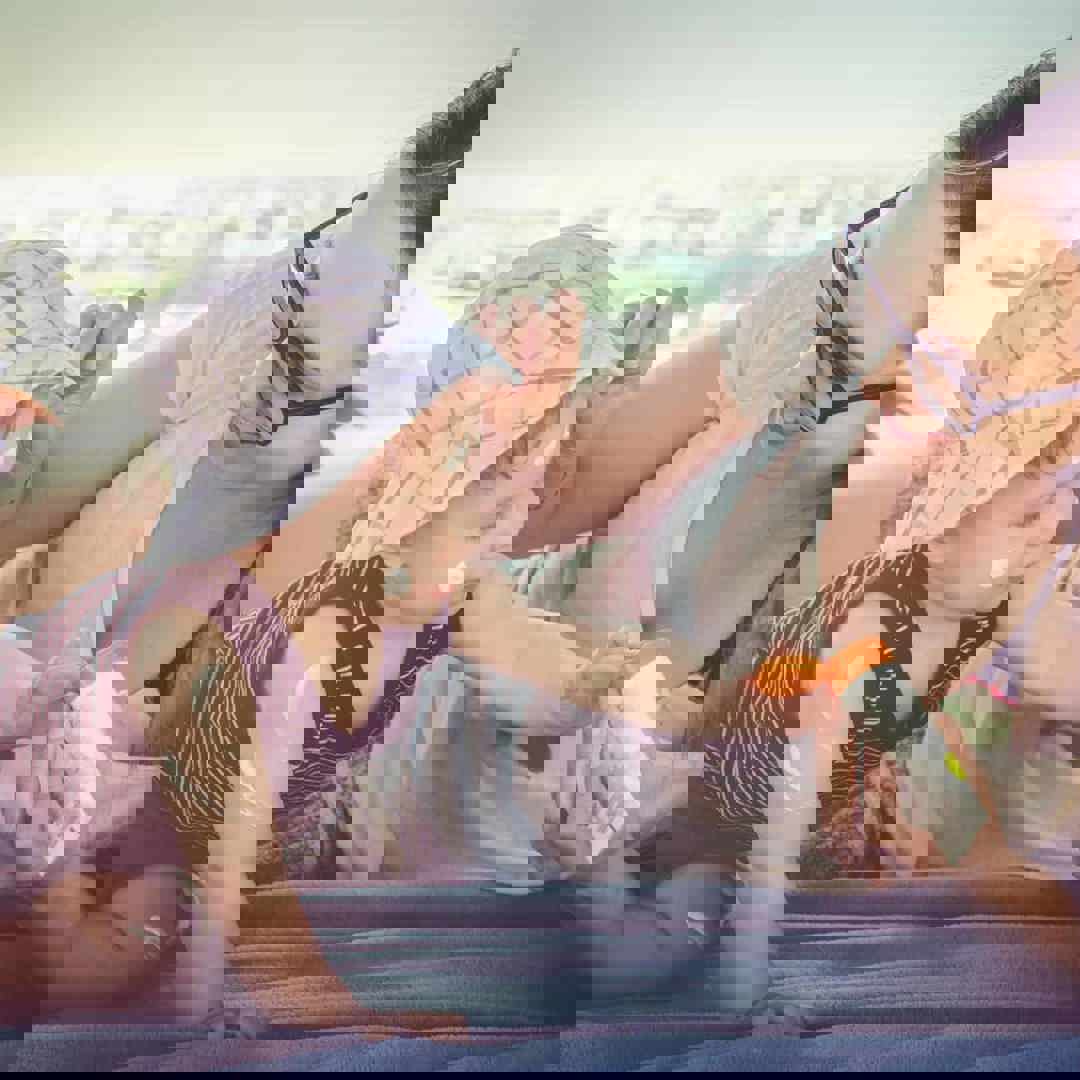 Mama smeert kind in met zonnecrème als bescherming tegen de zon