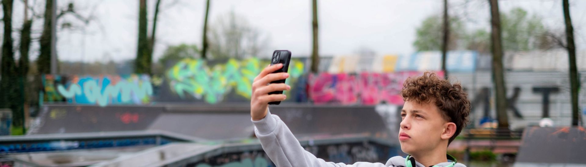 Tiener Sociale Media Jongen Neemt Selfie