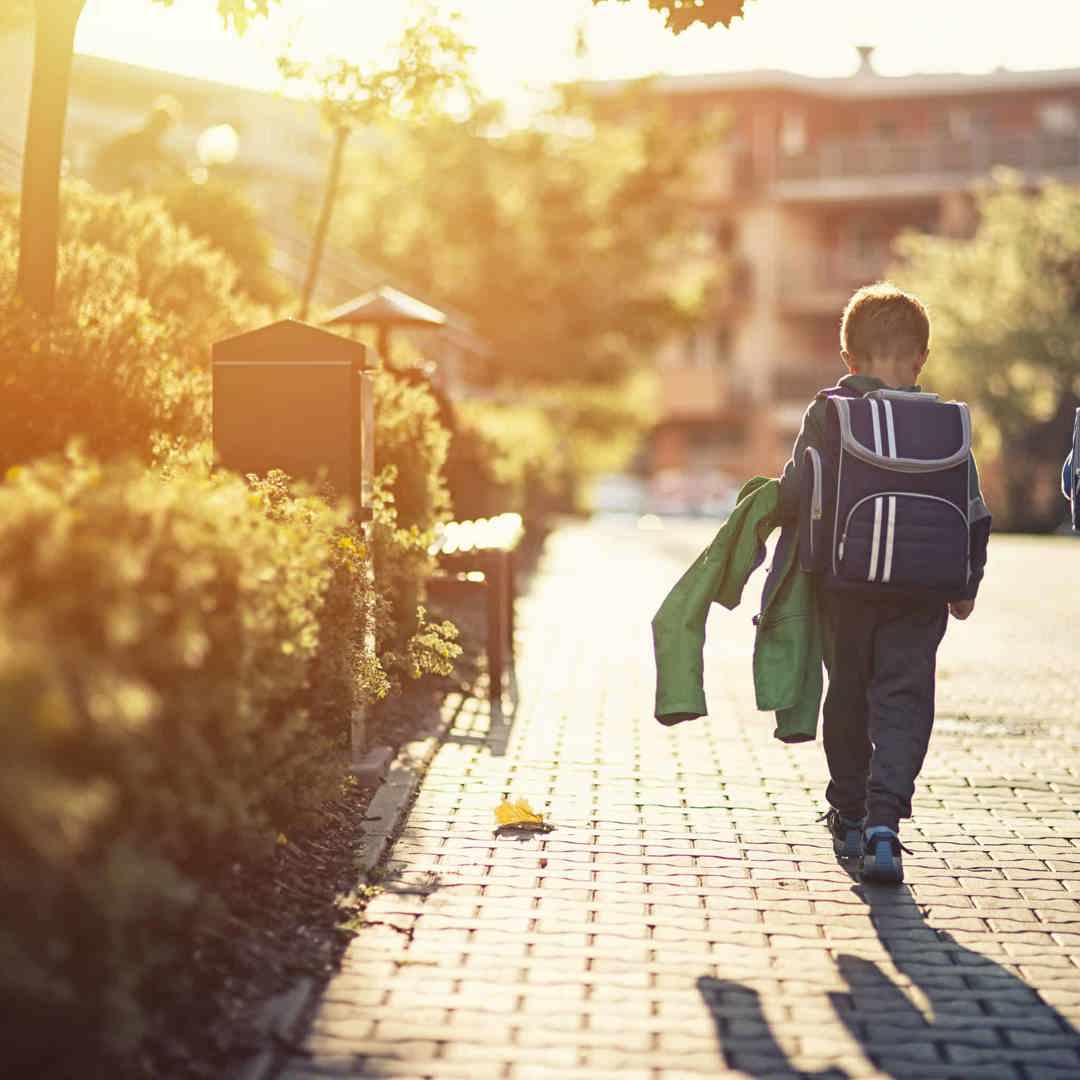 Jongen op weg naar school: zo bereid je je voor op een vlotte start