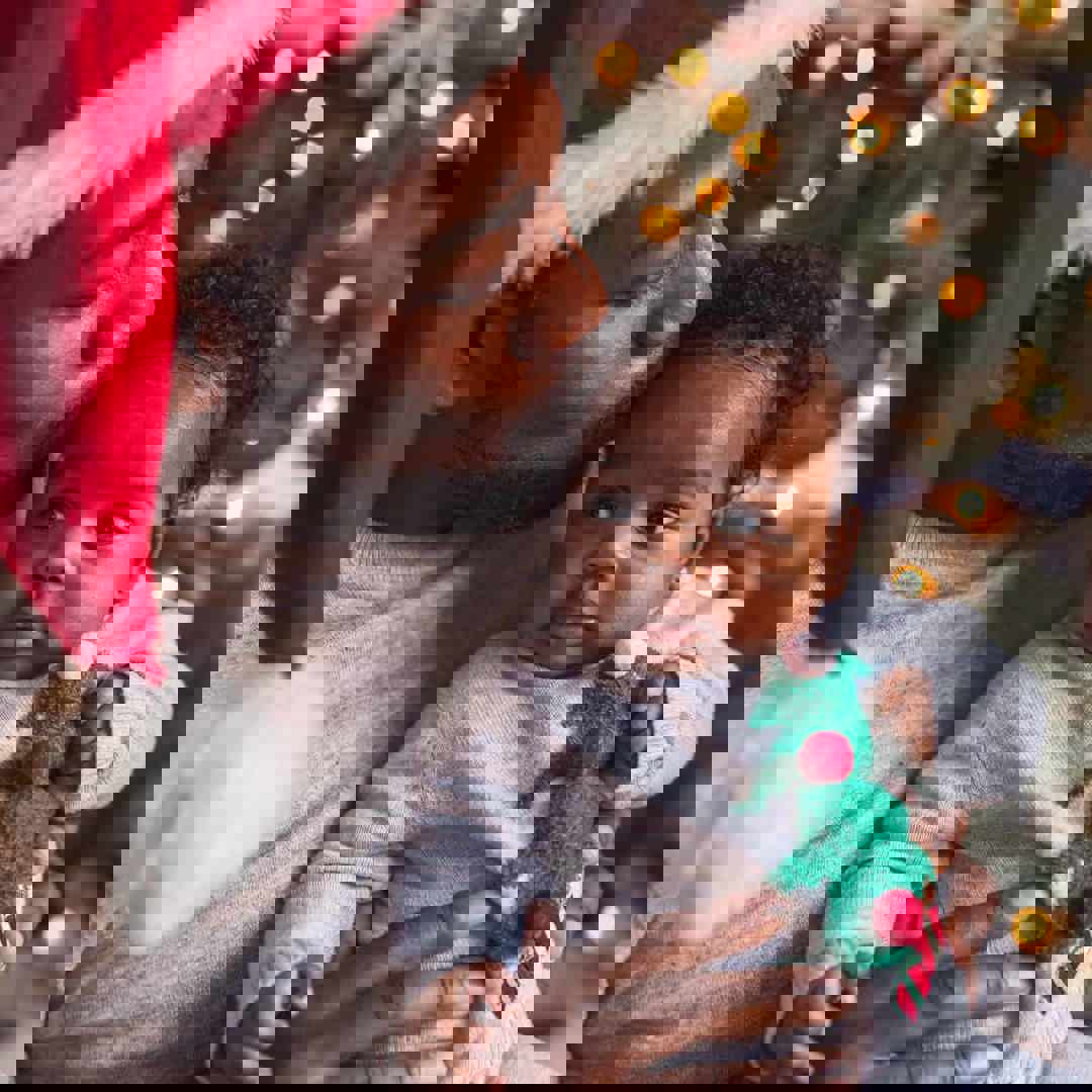 Papa en peuter vieren feest: zo overleef je de feestdagen