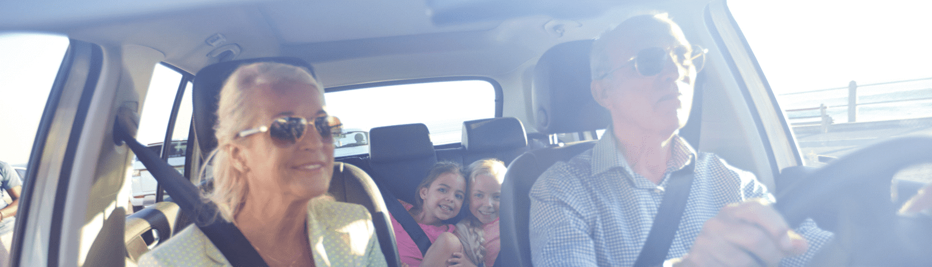 Grootouders met kleinkinderen in de auto: over opvangen en drukte