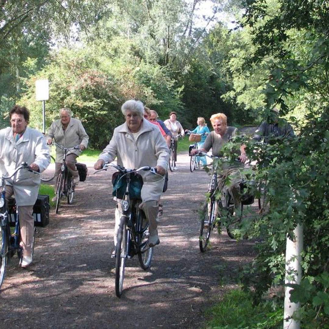 Sportieve grootouders fietsen
