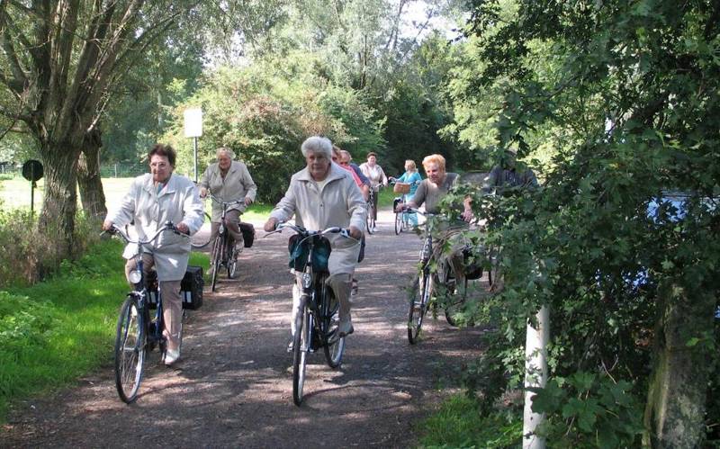 Sportieve grootouders fietsen