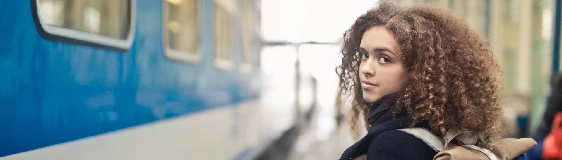 Meisje neemt de trein: dit is jouw goedkoopste treinticket bij de NMBS