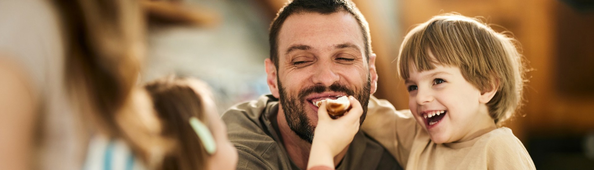 Samen Eten Met Kinderen Kind Voedert Papa