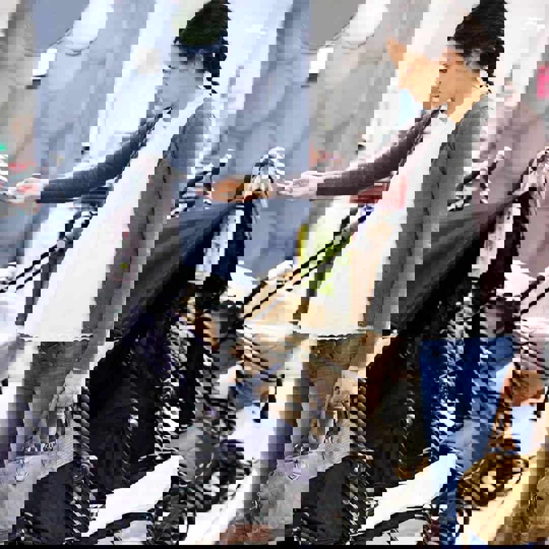 Zwangere vrouw koopt tweedehands spullen voor haar baby