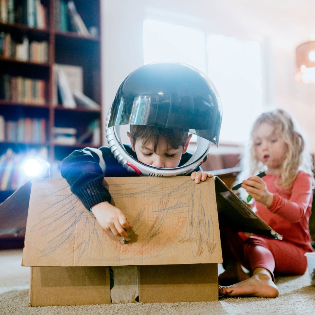 Krokusvakantie Kinderen Spelen Kartonnen Doos Woonkamer Kleurpotloden Astronaut