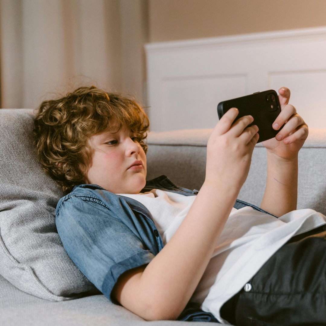Jongen Met Smartphone Met Kinderen Praten Over Sociale Media
