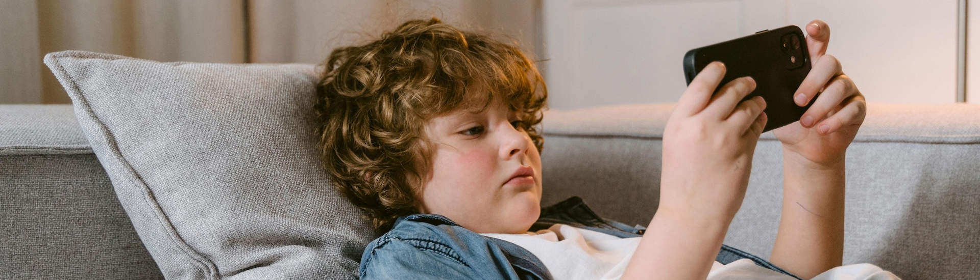 Jongen Met Smartphone Met Kinderen Praten Over Sociale Media