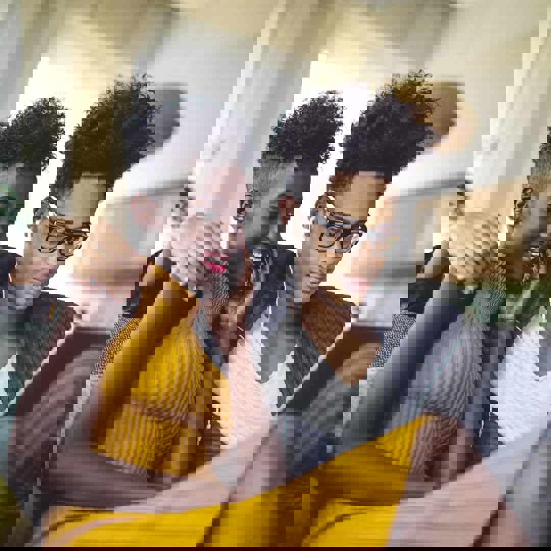 Koppel zit even met twee in de zetel: relatieadvies en -inspiratie