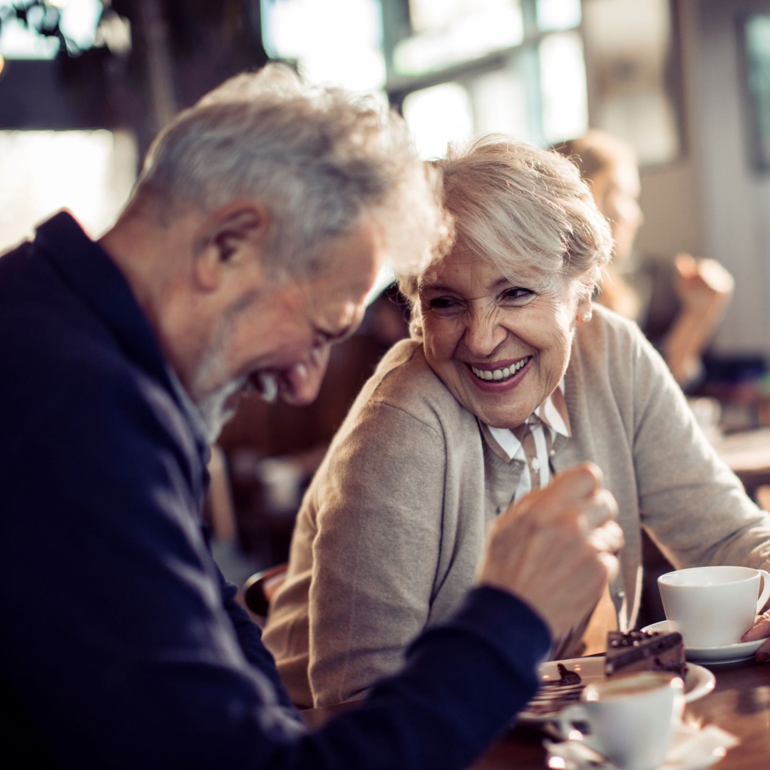 Ouder koppel op date: oma opa heeft een nieuw lief