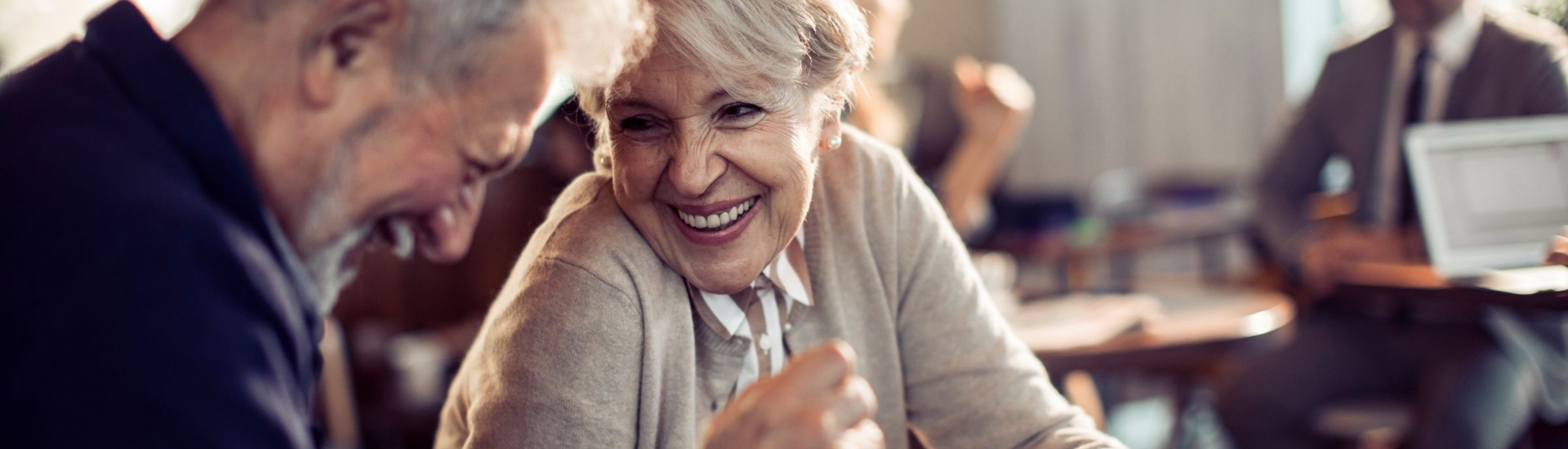 Ouder koppel op date: oma opa heeft een nieuw lief
