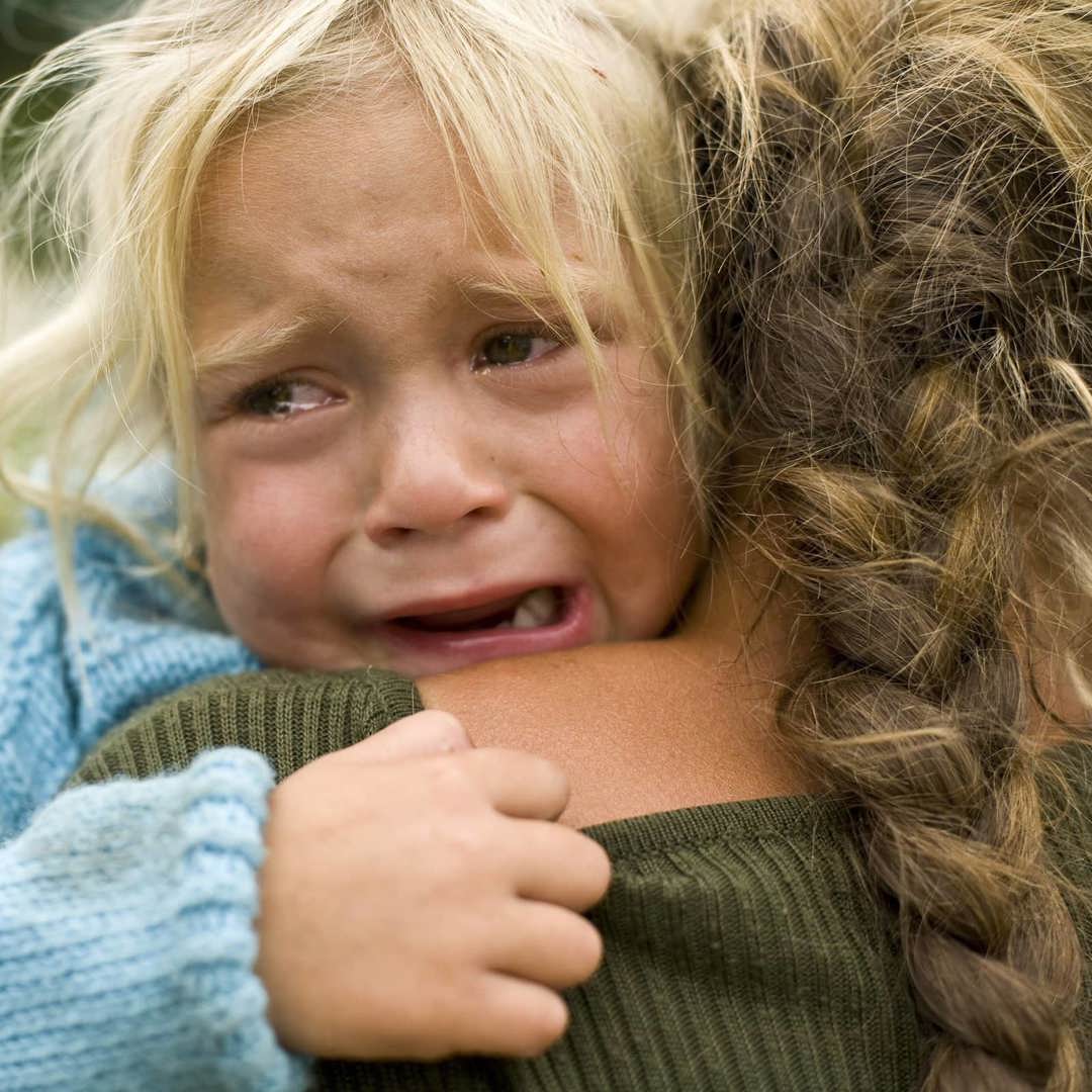 Kind kleuterverdriet krijgt knuffel 