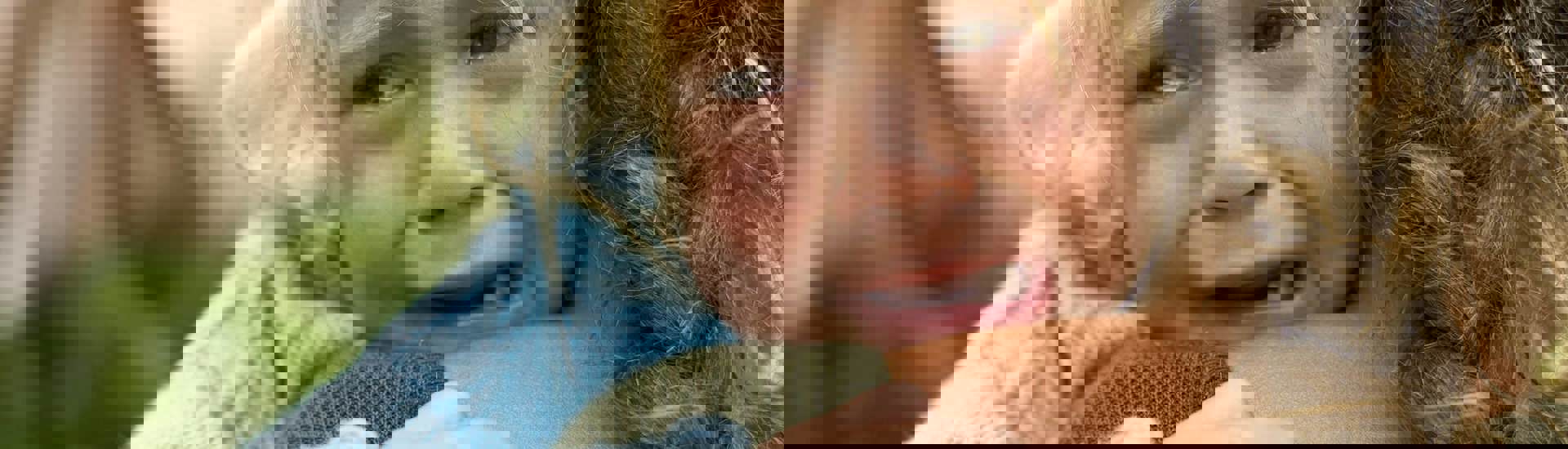 Kind kleuterverdriet krijgt knuffel