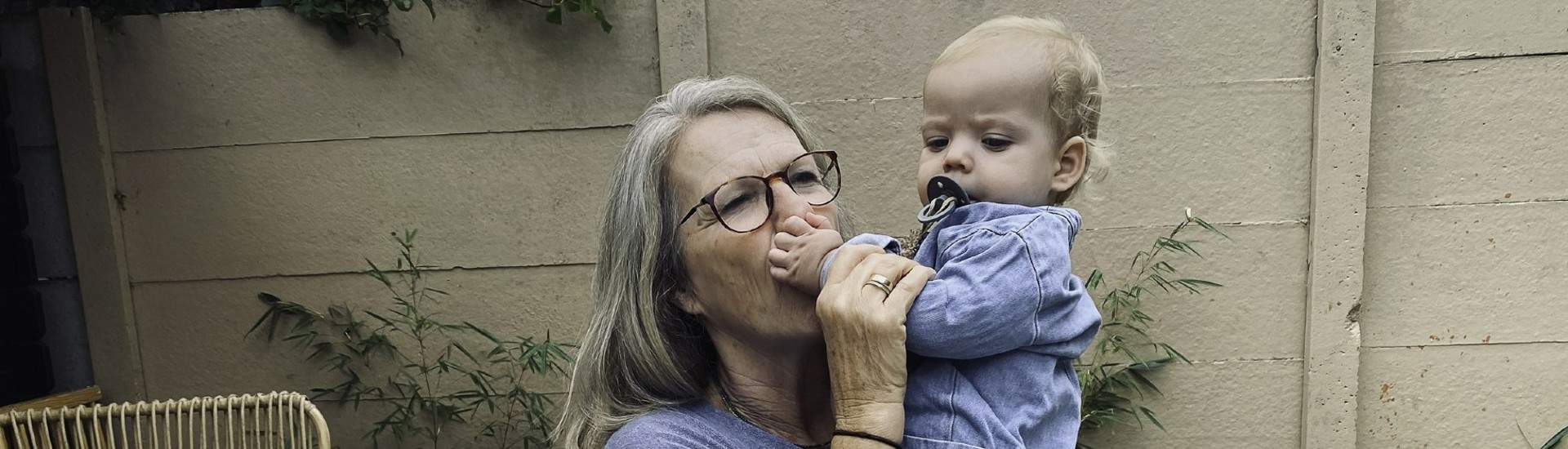 Grootmoeder neemt verlof om op ziek kleinkind te passen