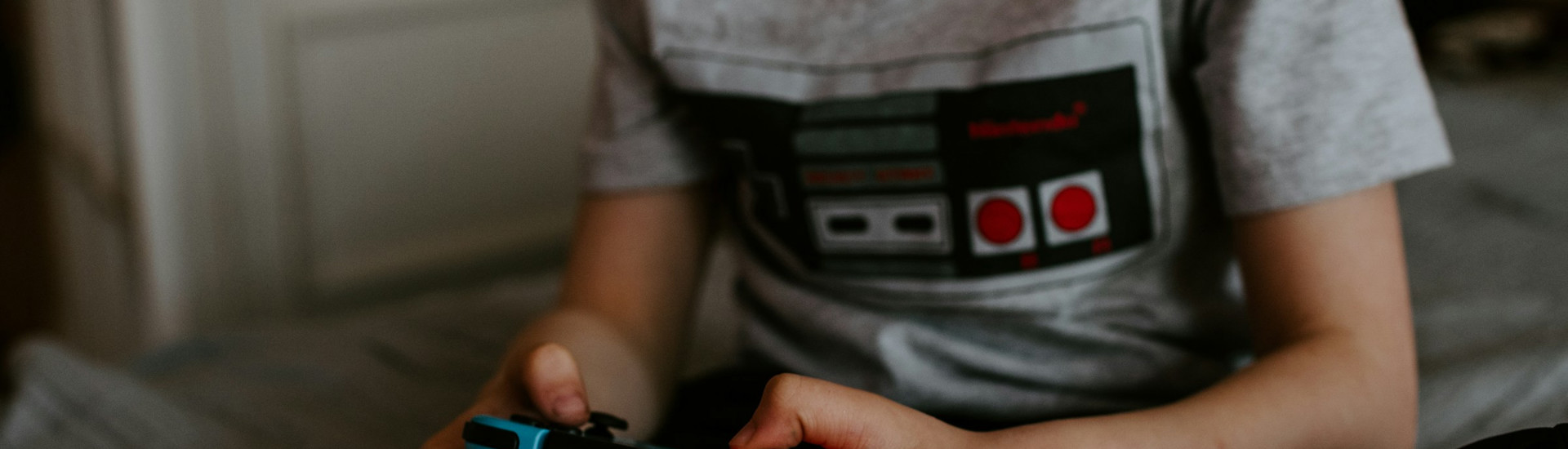 Gamen van je kind jongen met spelconsole