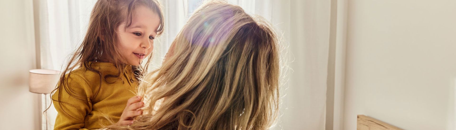 Grof Taalgebruik Kleuters Kind Op Arm Bij Mama Slaapkamer