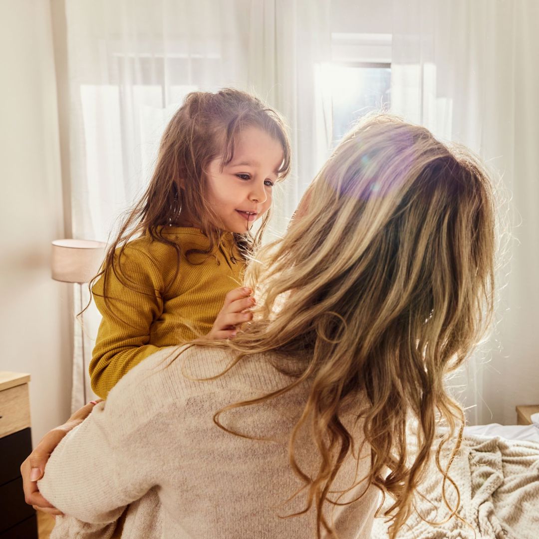 Grof Taalgebruik Kleuters Kind Op Arm Bij Mama Slaapkamer