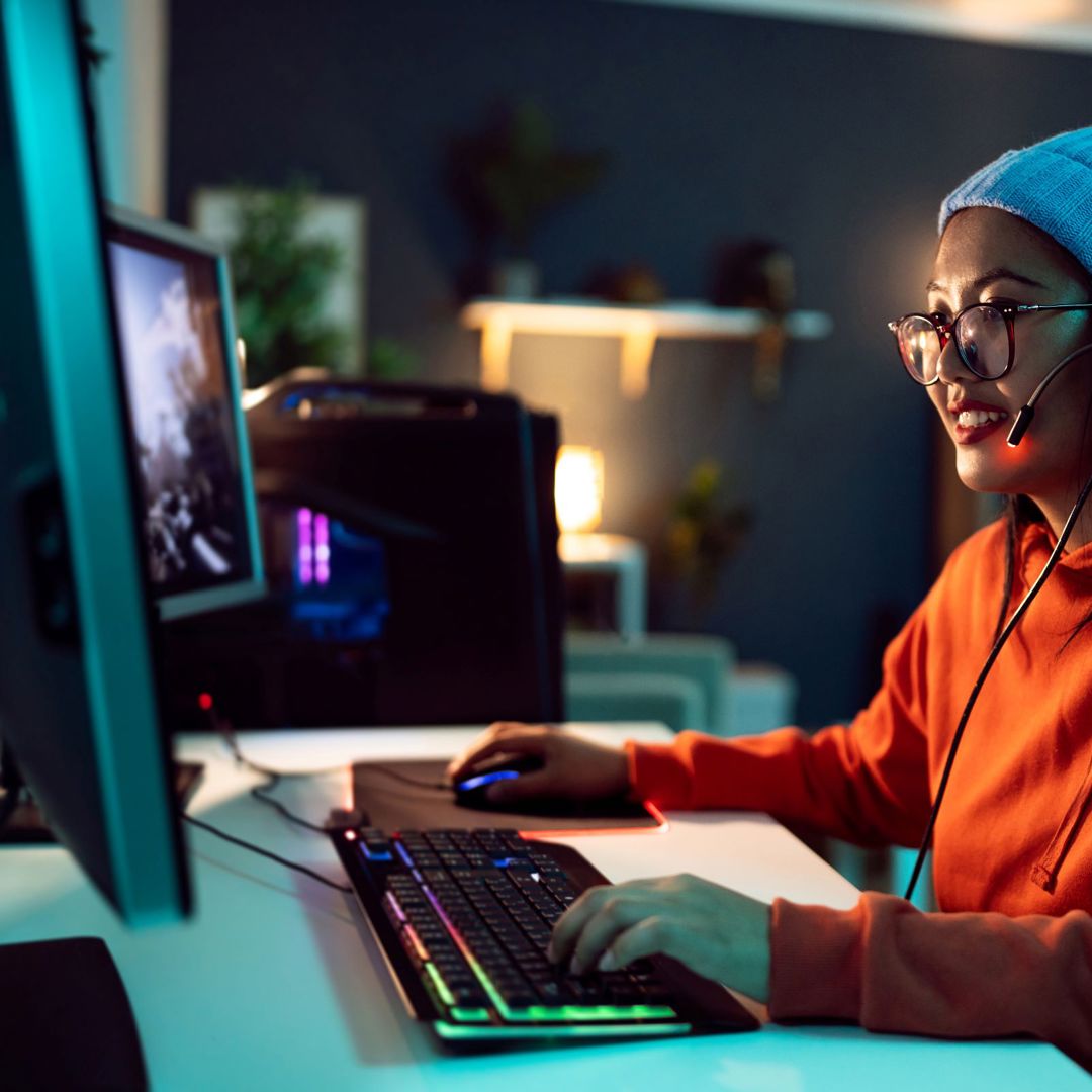 Aziatisch Tienermeisje Gaming Computer Blauwe Muts