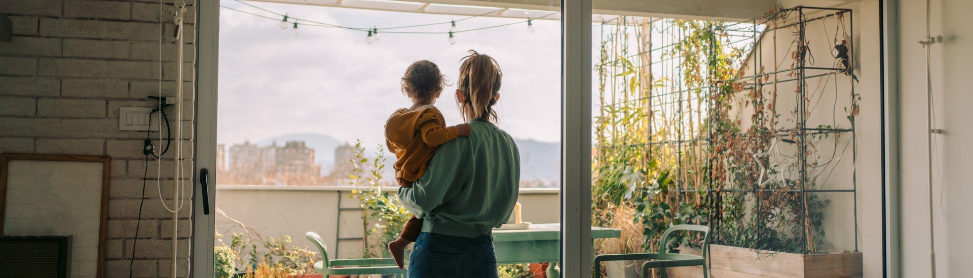 Niet Naar De Creche Kind Thuis Kijkt Door Het Raam Met Mama