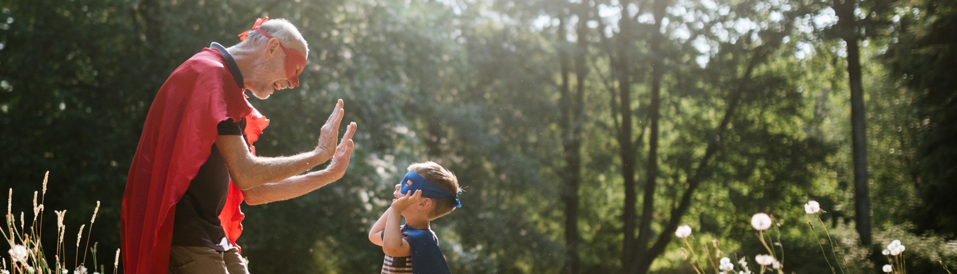 Grootouder Nieuwsbrief Grootvader En Kleinkind Spelen Buiten