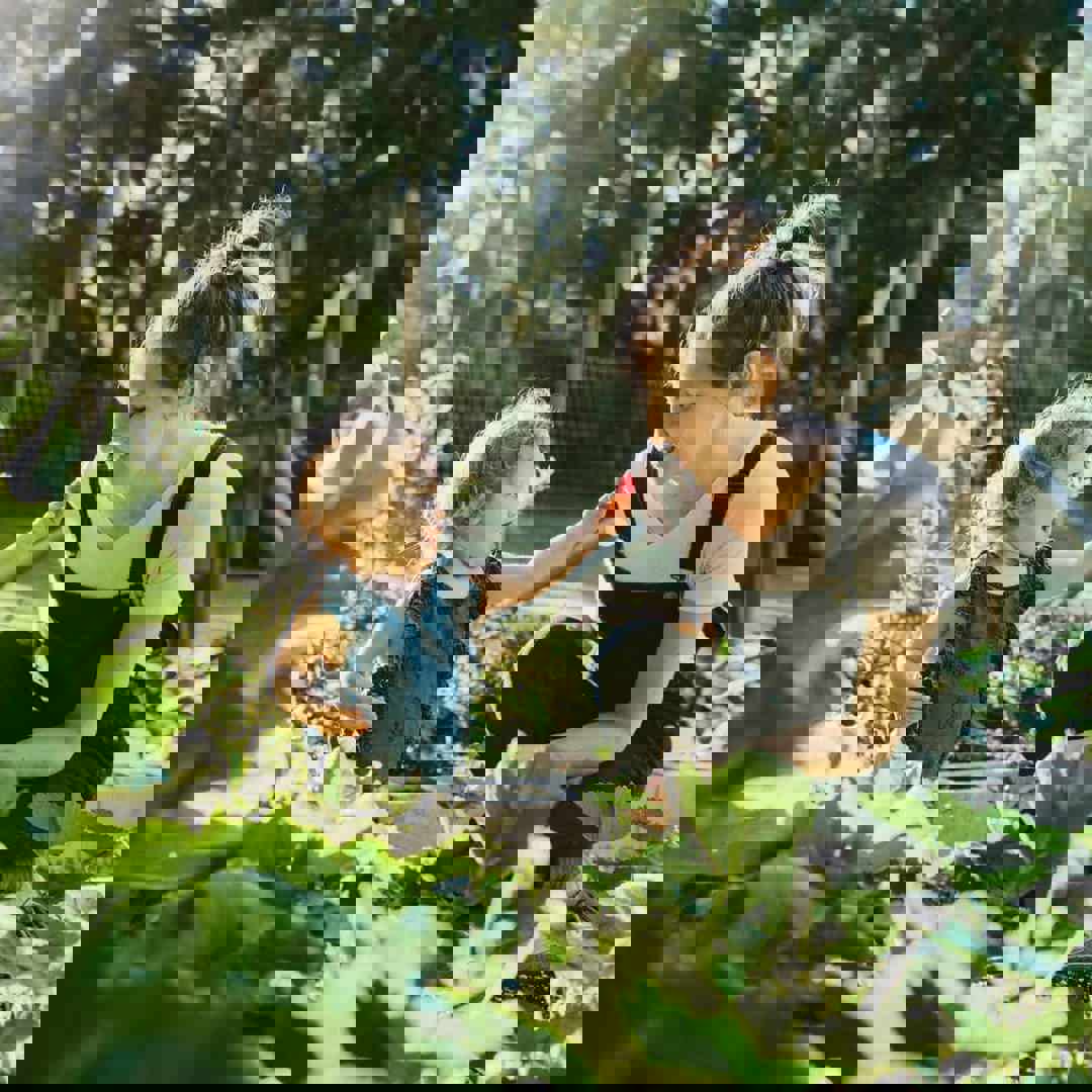 Moeder en kind in de tuin: als de verveling toeslaat