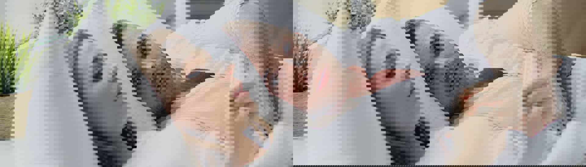 Koppel in bed: tips om met je parter te praten