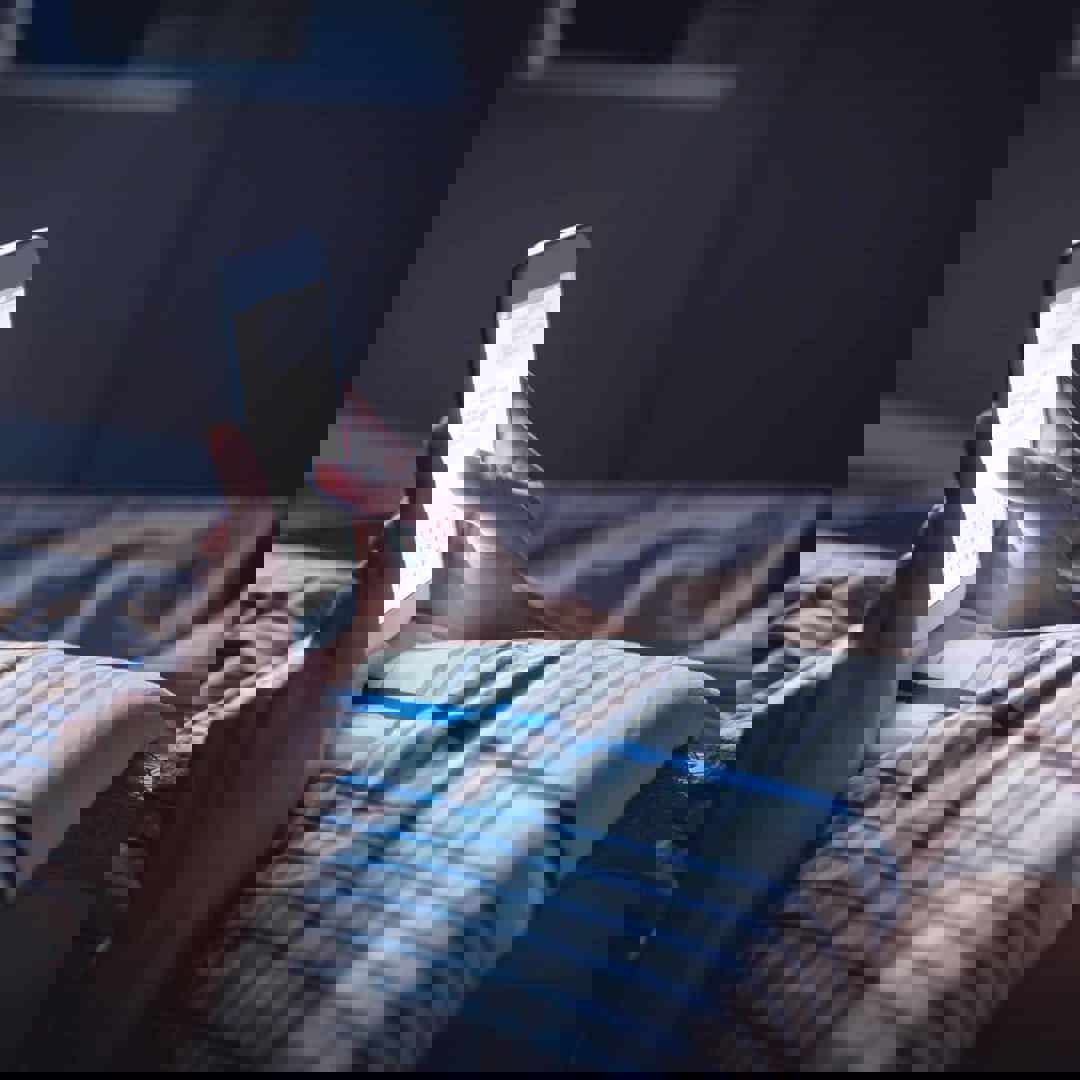 Tiener op smartphone in bed: Sexting