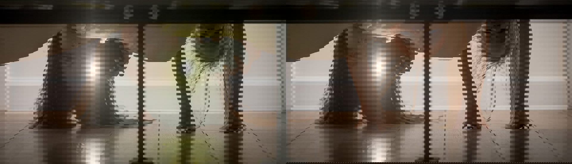 Moeder en kind met zaklamp onder bed: van angstige ouders tot bange kinderen 