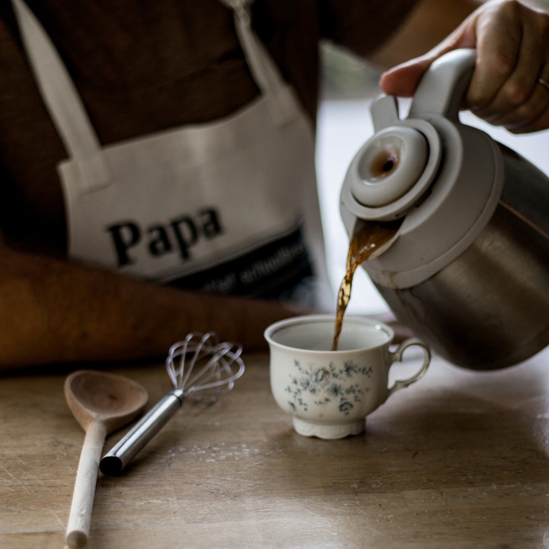 Papa Johan Giet Koffie In Gemalen Ray Jules Christmas Blend