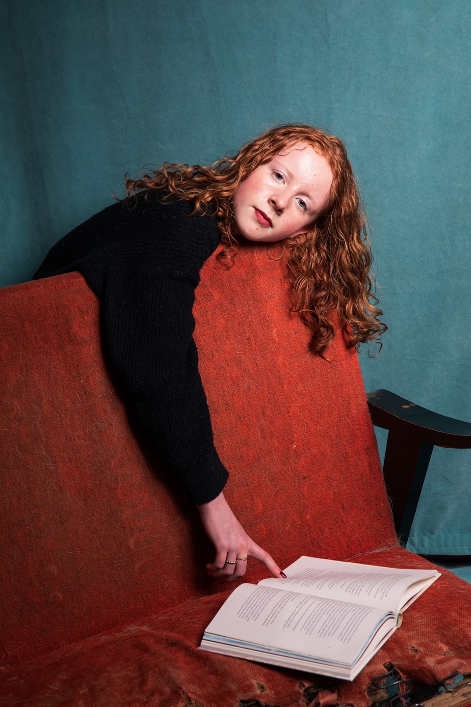 Tiener Frauke leest boek De wonderverteller voor boekenclub