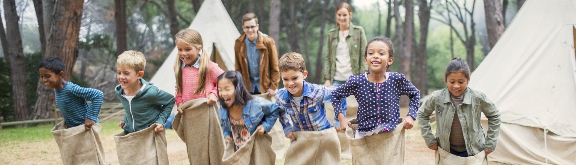 Spelende kindjes gaan voor de eerste keer overnachten op kamp