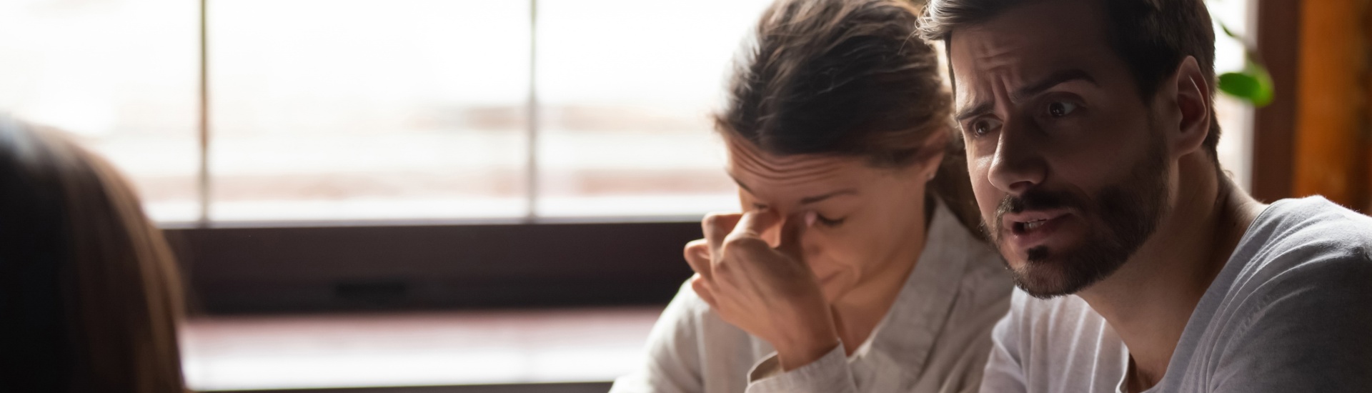 Familieruzies: man en vrouw praten aan tafel met papieren 