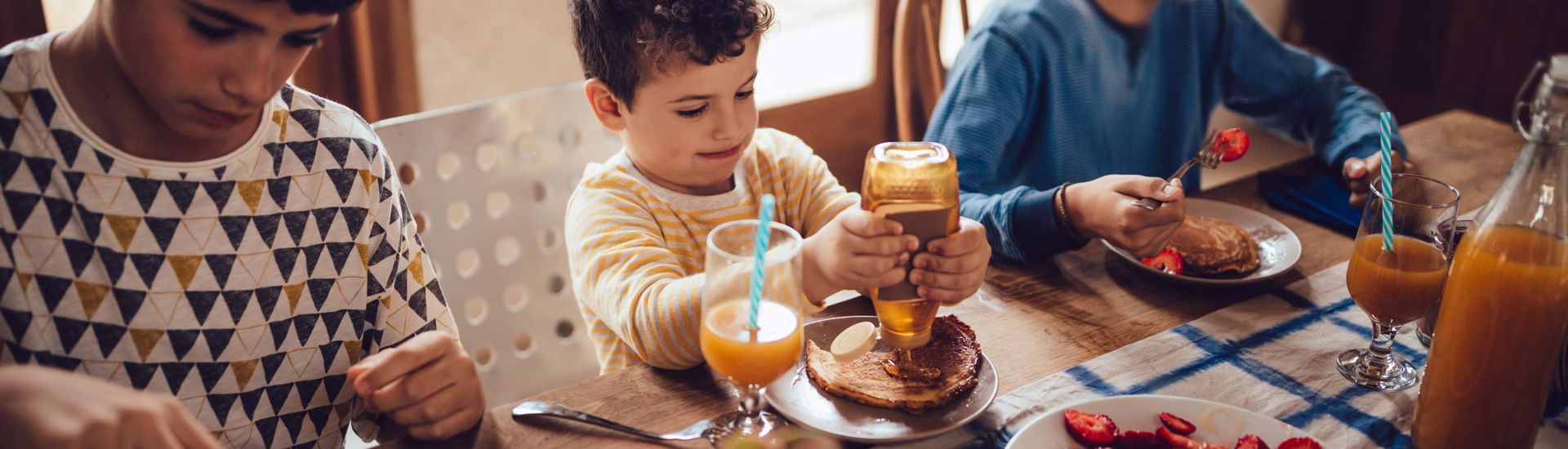 Kleuter drinkt fruitsap: hoe gezond is frisdrank voor kinderen