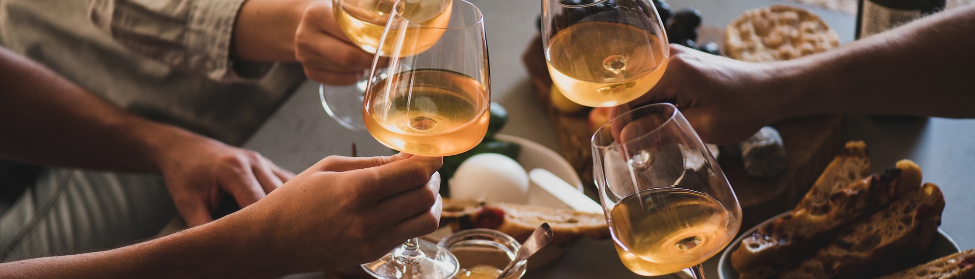 Mensen met drankjes: verschillende regels alcoholbeleid in gescheiden gezinnen