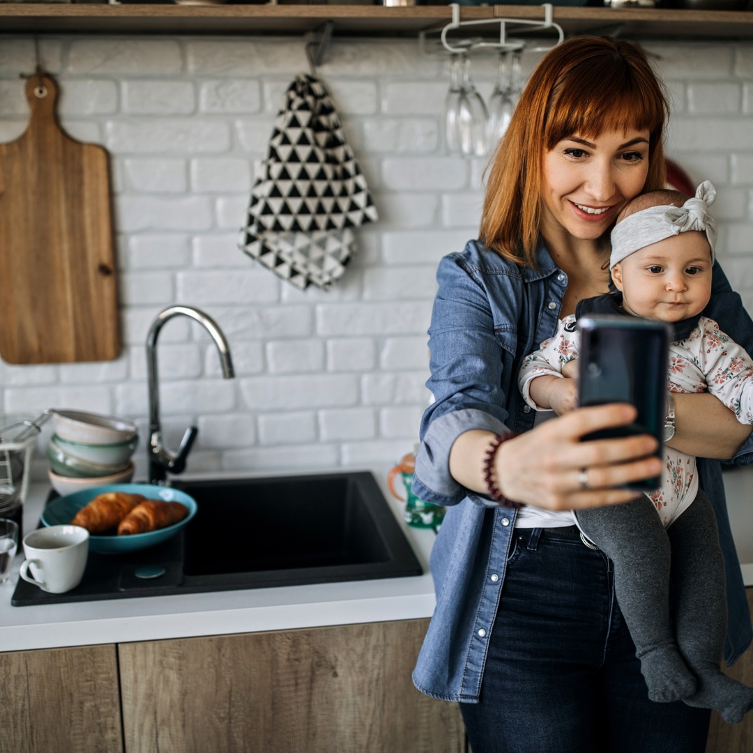 Kinderkiekjes Mama Neemt Selfie Met Baby In Keuken