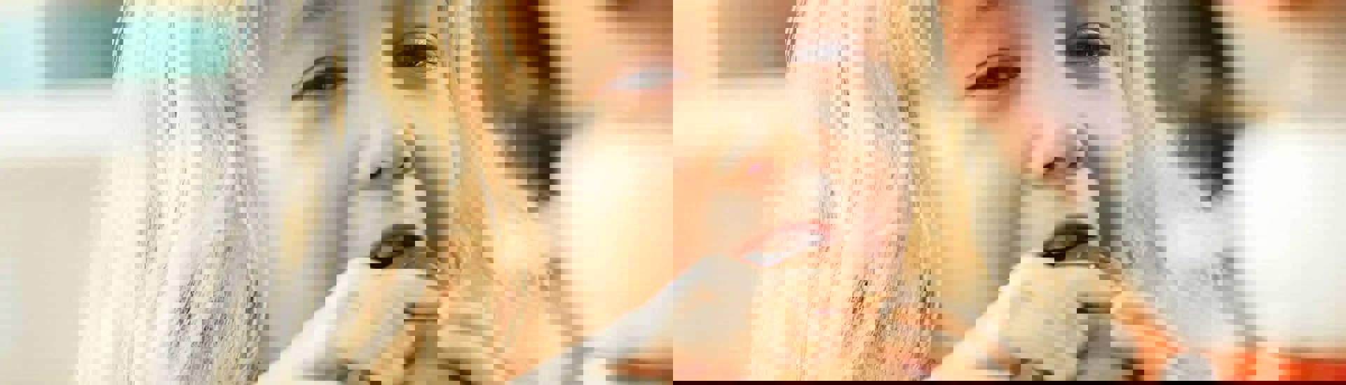 Meisje eet paaschocolade: wat doe je met de overschot?