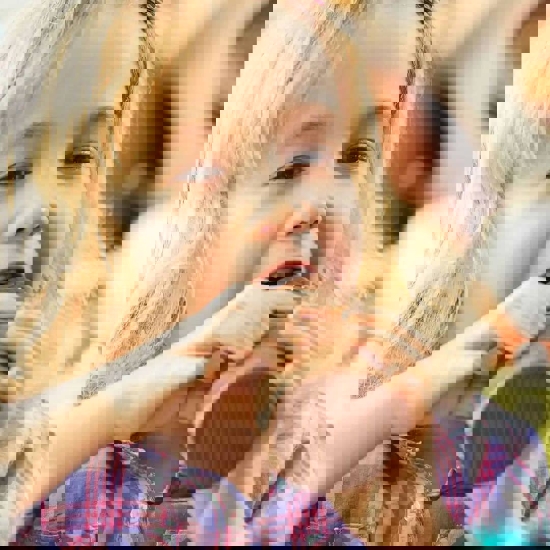 Meisje eet paaschocolade: wat doe je met de overschot?